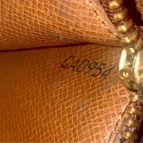 Louis Vuitton Monogram Sarah Wallet beautiful used condition - Picture 7 of 12